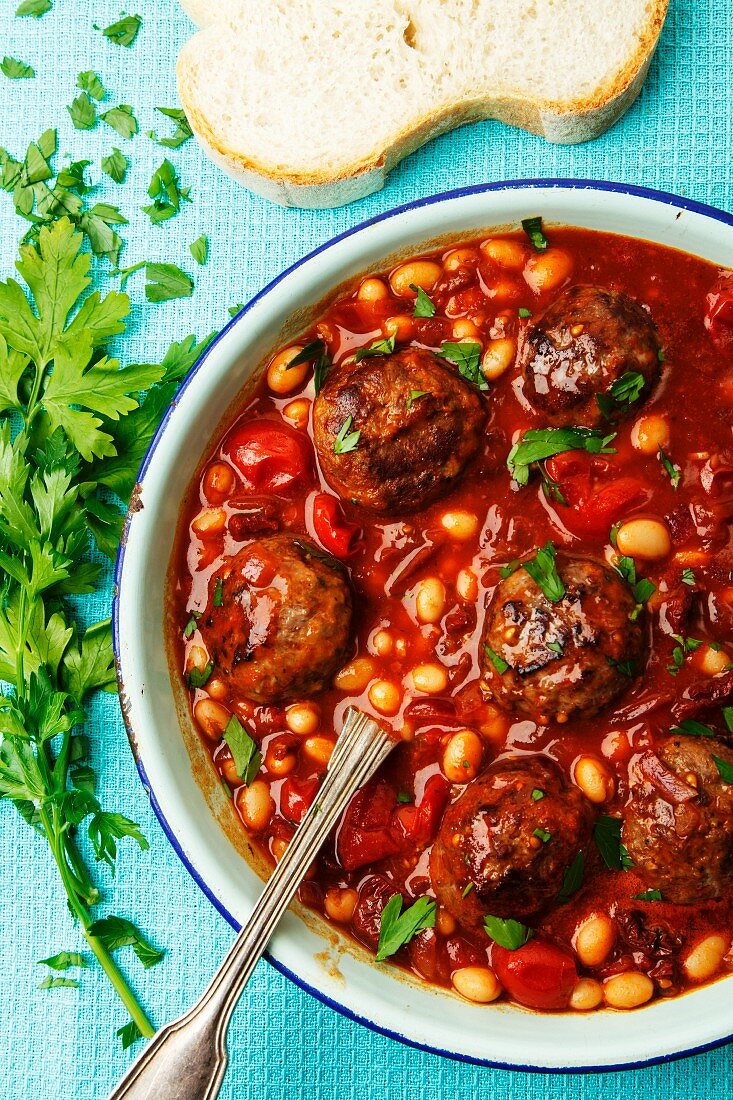 Bean stew with meatballs (Loubia)